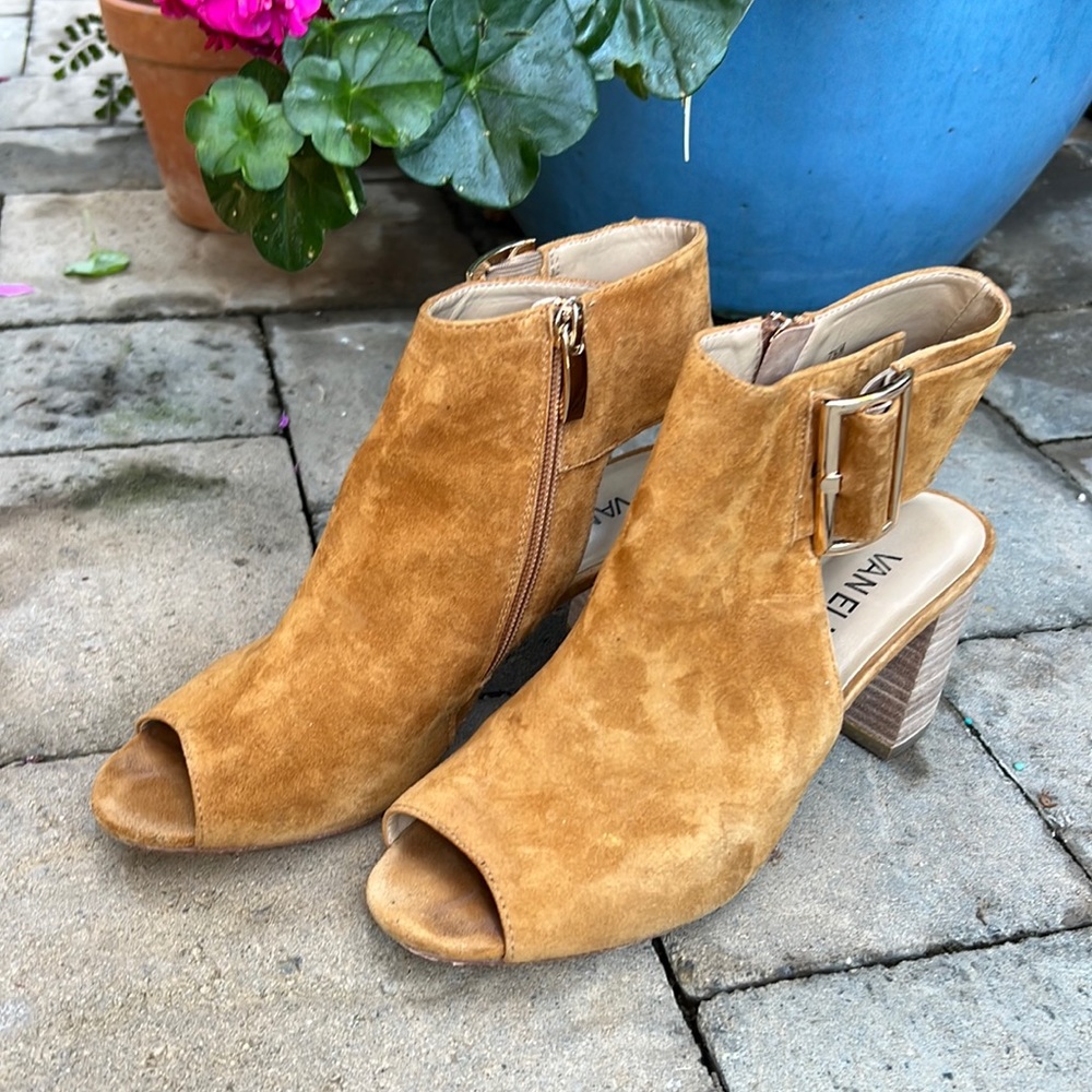 Vaneli Bisa saddle tan cognac suede sandal 7.5